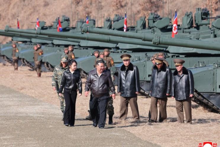 Ким Чен Ын показал новый танк со 'стопроцентной' защитой от дронов (фото)