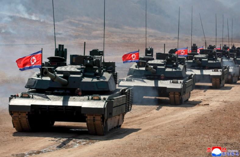 Ким Чен Ын показал новый танк со 'стопроцентной' защитой от дронов (фото)