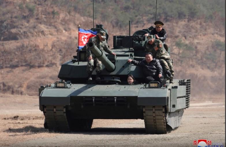 Ким Чен Ын показал новый танк со 'стопроцентной' защитой от дронов (фото)