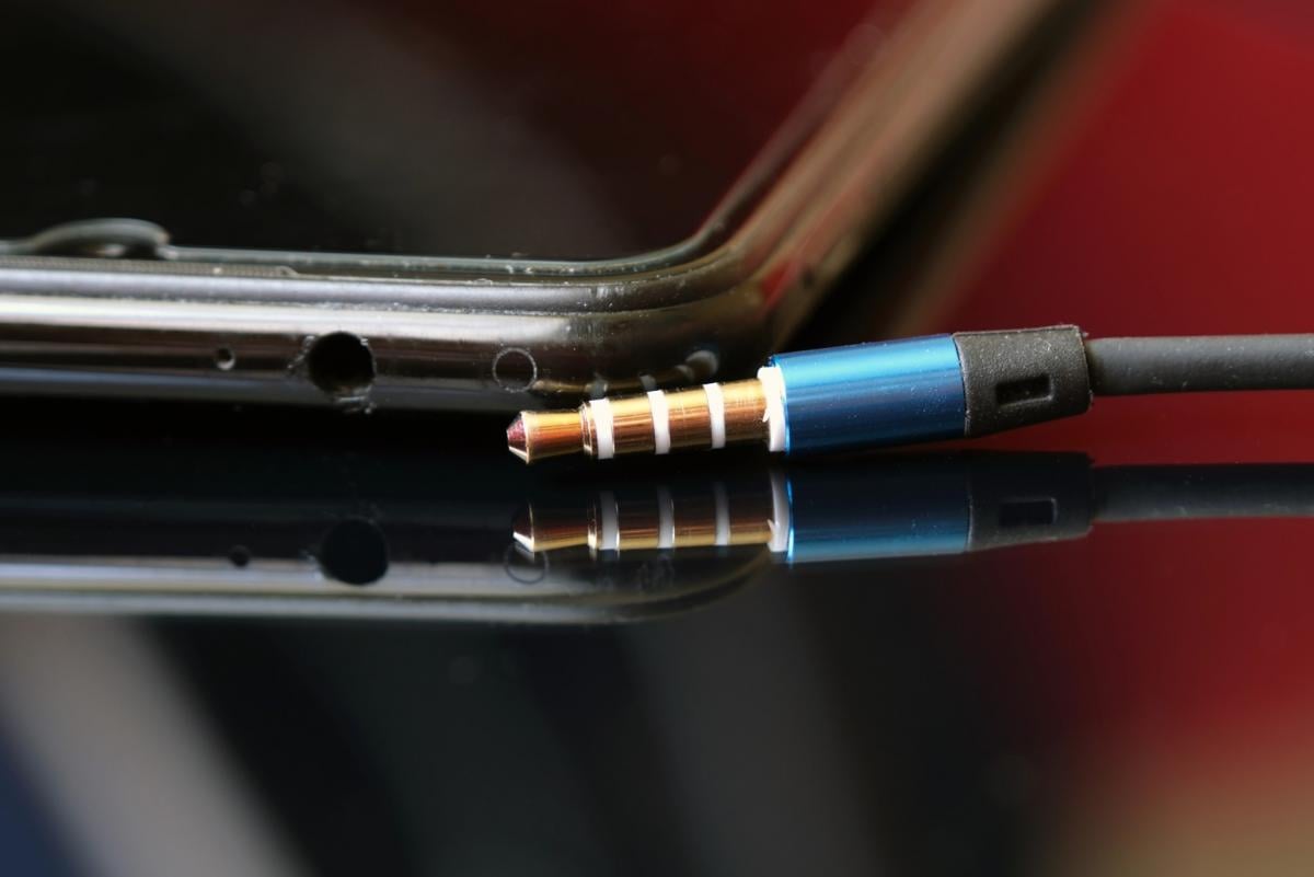 Куда исчез разъем для наушников: причины, почему в новых смартфонах нет 3,5-мм джека