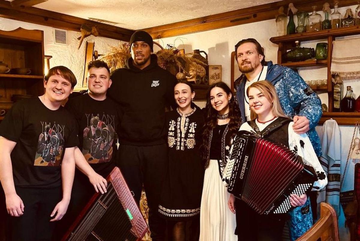 Усик и Джошуа вместе приехали в Киев (видео) Усик и Джошуа вместе приехали в Киев (видео)