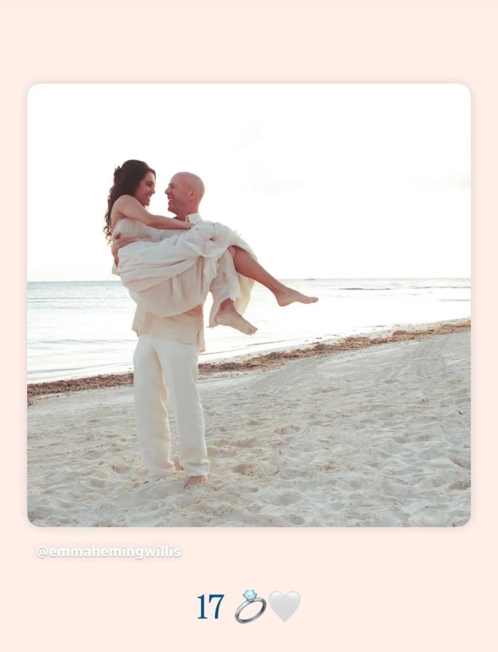 Жена тяжелобольного Брюса Уиллиса показала их свадебное фото