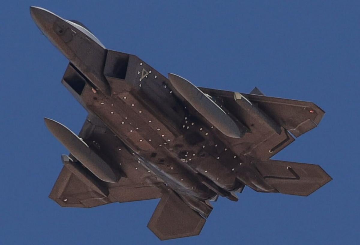 З’явилися якісні фото винищувача F-22 'Raptor 2.0', що отримав принципово нові можливості З’явилися якісні фото винищувача F-22 'Raptor 2.0', що отримав принципово нові можливості