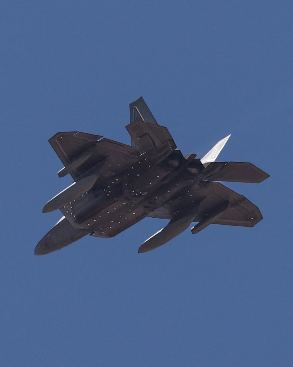 З’явилися якісні фото винищувача F-22 'Raptor 2.0', що отримав принципово нові можливості З’явилися якісні фото винищувача F-22 'Raptor 2.0', що отримав принципово нові можливості