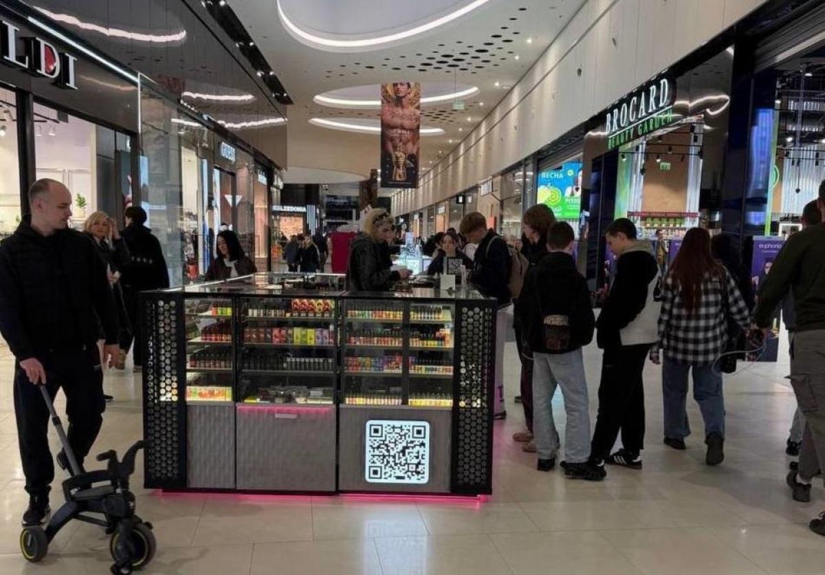 'Норма' выходного дня: подростки массово покупают вейпы в столичном ТРЦ