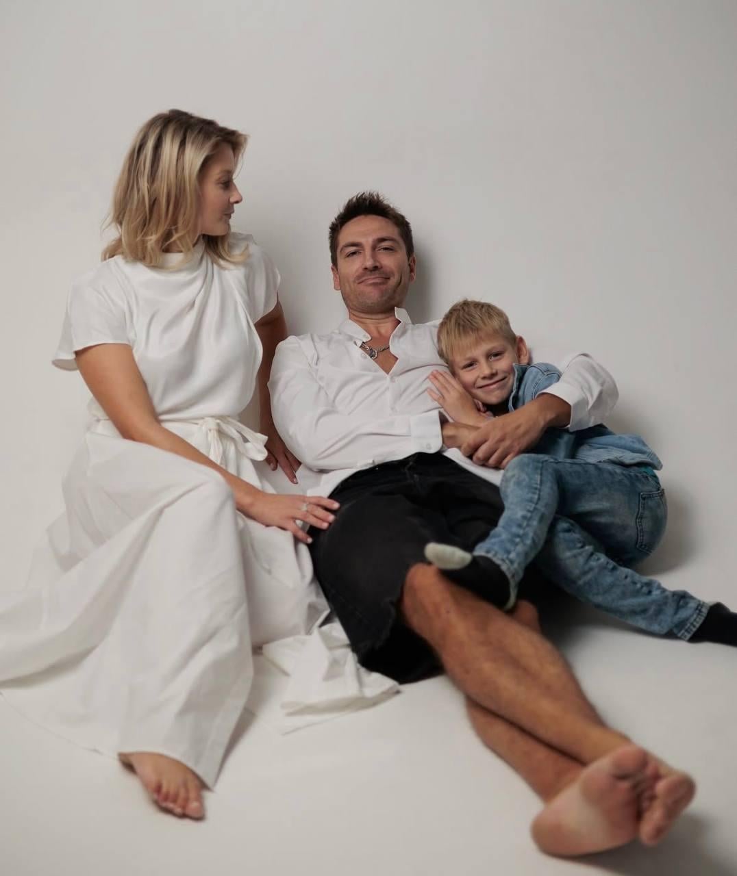 Грешнова ответила на слухи о том, что ее муж живет за границей