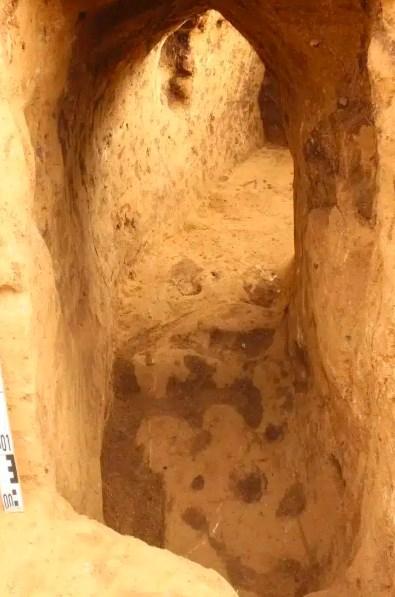 Археологи виявили усередині доісторичної гробниці таємничий підземний тунель