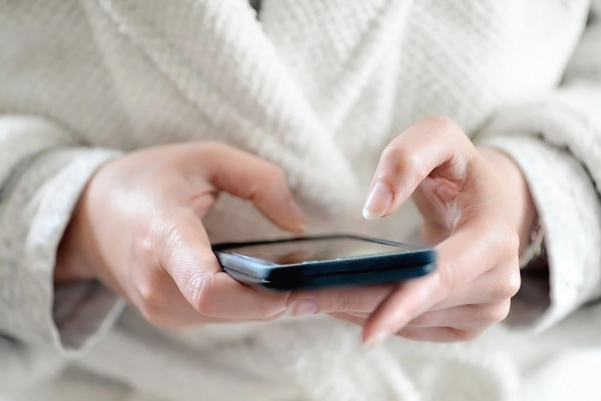 Вчені розробили прозорий лак, який перетворює нігті на 'стилуси' для смартфона