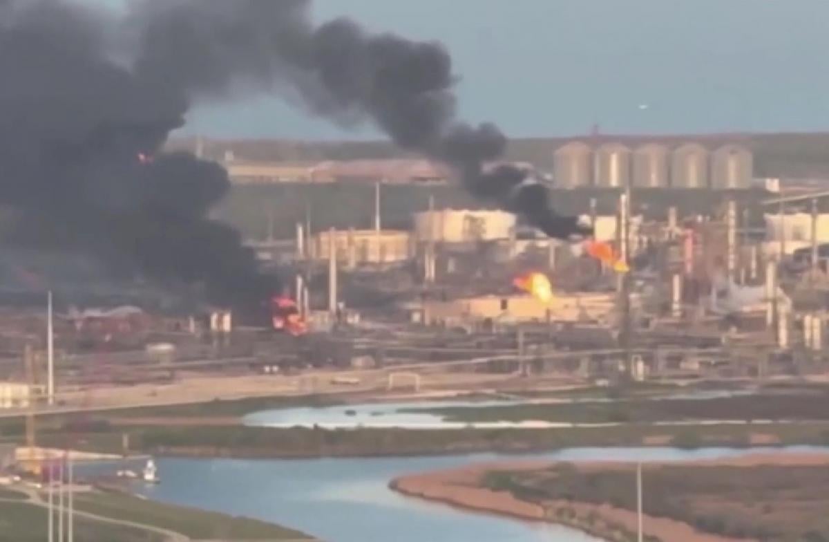 Стовп диму було видно за кілометри: в США раптово спалахнув великий НПЗ