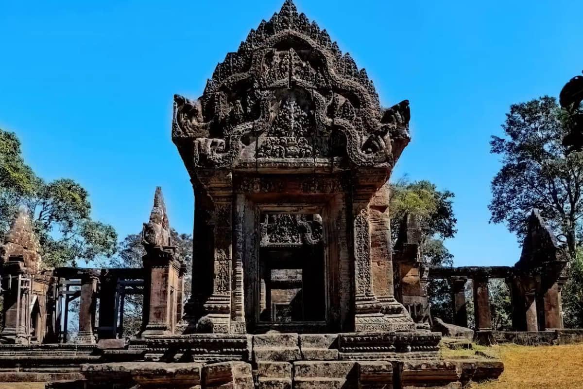 Зіткнення на межі Камбоджі та Таїланду стирають з лиця землі унікальний стародавній храм