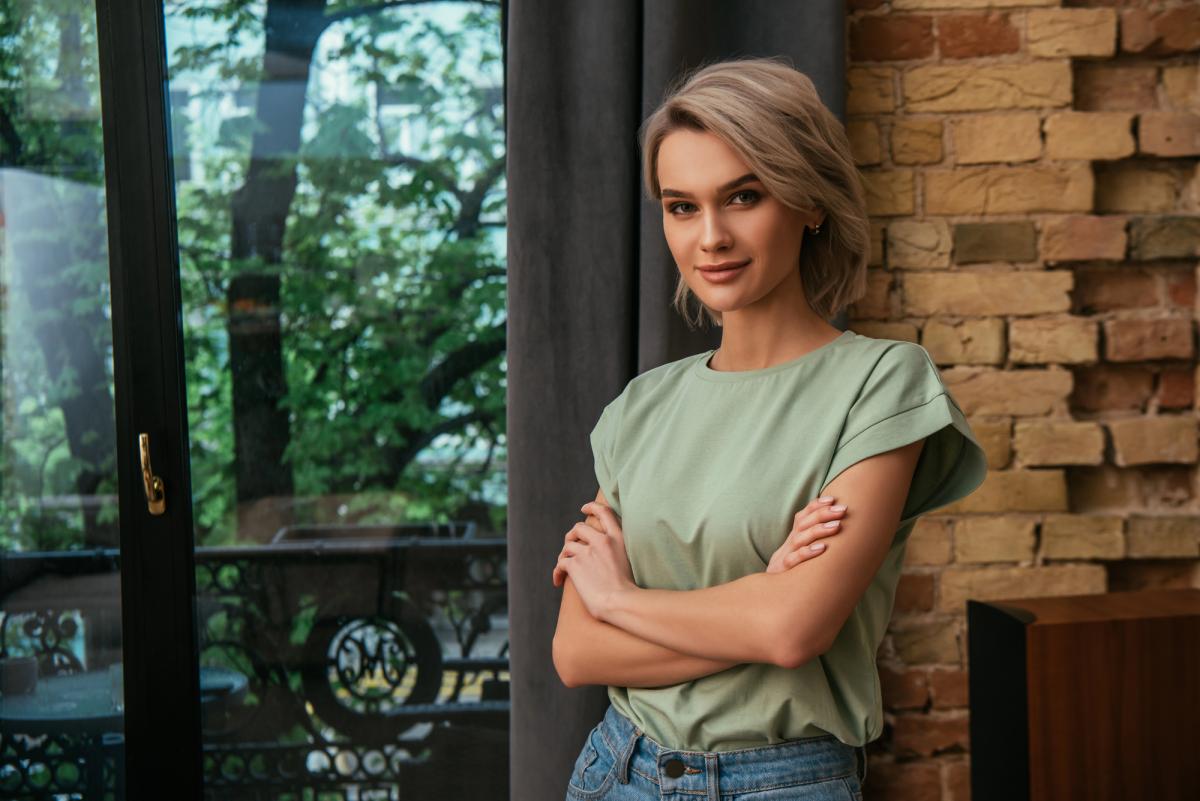 Схрещені руки: психологиня розповіла, чому це не завжди свідчить про недовіру