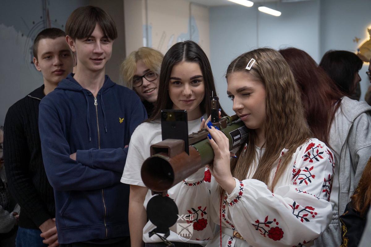 Студентов и школьников будут готовить к обороне, независимо от пола, – новый закон