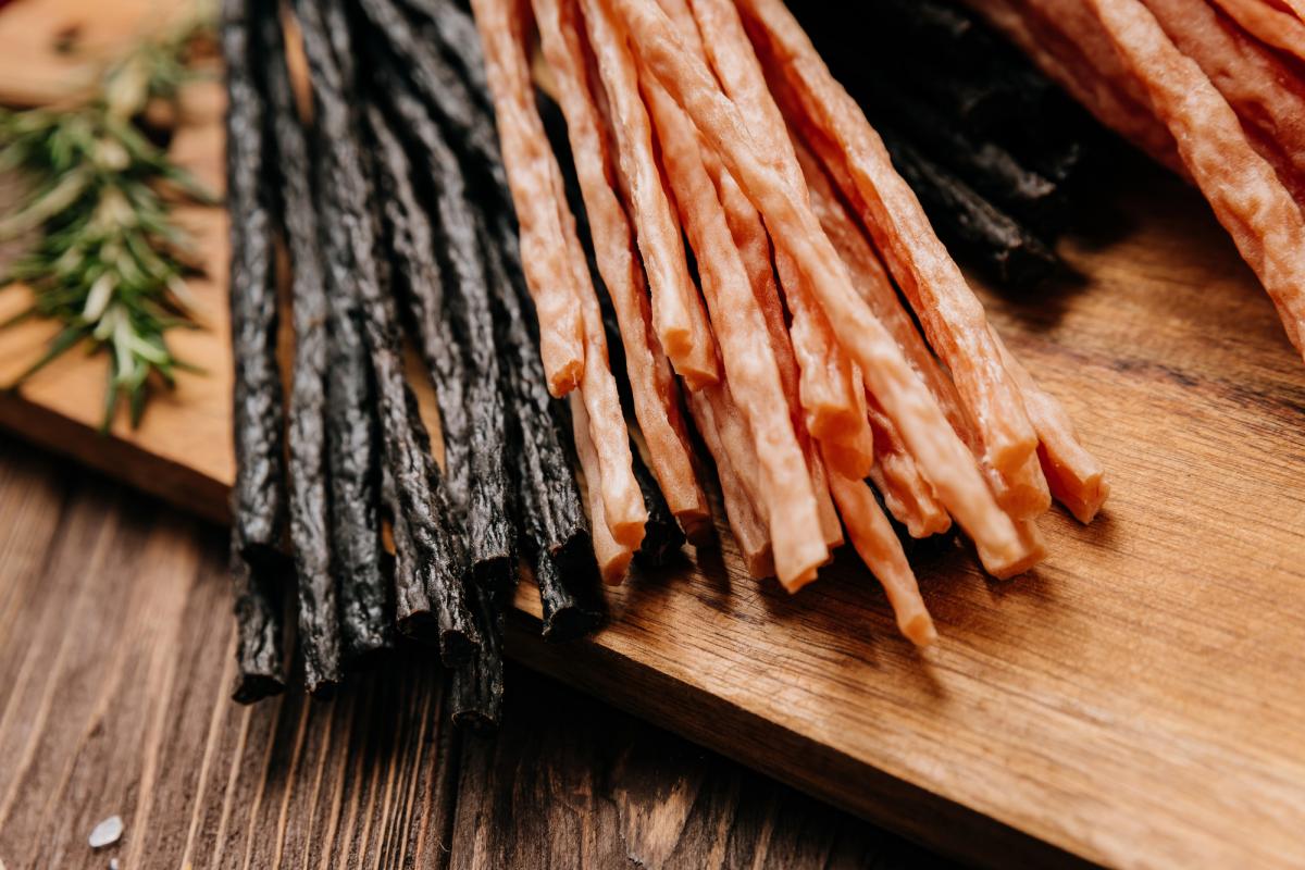 Полезны ли мясные палочки и вяленое мясо: диетологи объяснили все нюансы