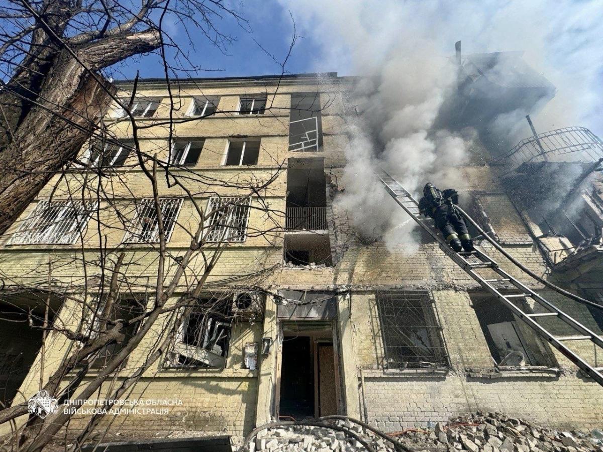 Россия атаковала Днепр: повреждена многоэтажка, есть раненые (видео)