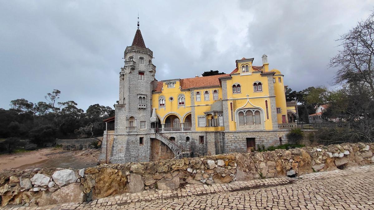 Кашкайш: затишний пляжний курорт в Португалії, де можна зазирнути в пащу Диявола Кашкайш: затишний пляжний курорт в Португалії, де можна зазирнути в пащу Диявола