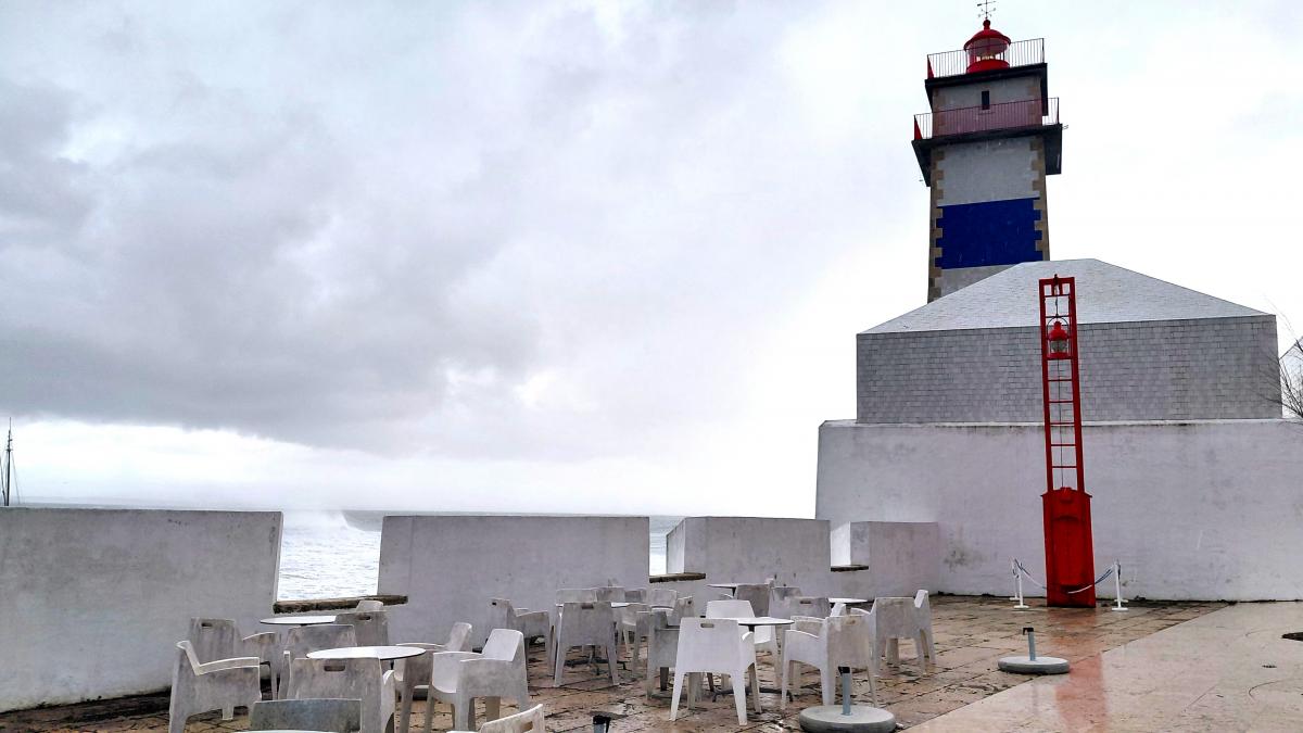 Кашкайш: затишний пляжний курорт в Португалії, де можна зазирнути в пащу Диявола Кашкайш: затишний пляжний курорт в Португалії, де можна зазирнути в пащу Диявола