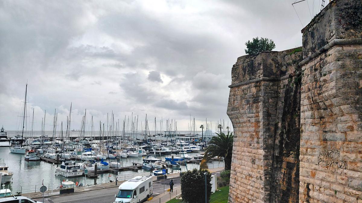 Кашкайш: затишний пляжний курорт в Португалії, де можна зазирнути в пащу Диявола Кашкайш: затишний пляжний курорт в Португалії, де можна зазирнути в пащу Диявола