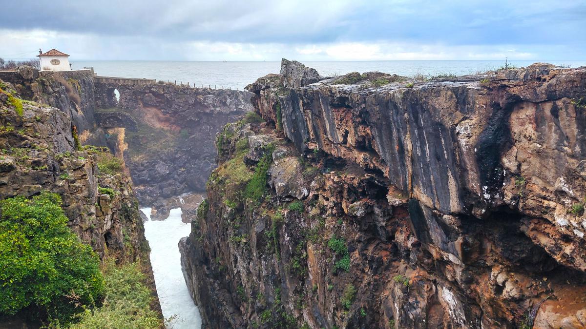 Кашкайш: затишний пляжний курорт в Португалії, де можна зазирнути в пащу Диявола Кашкайш: затишний пляжний курорт в Португалії, де можна зазирнути в пащу Диявола