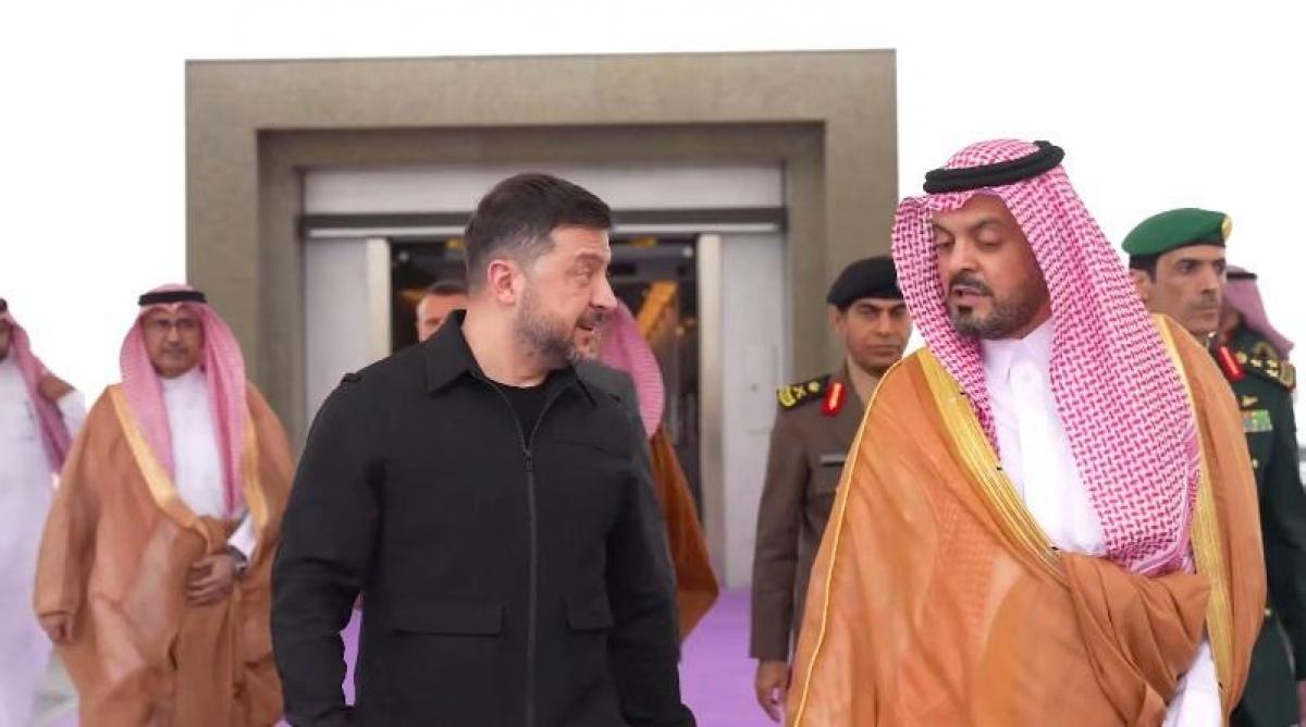 Зеленський прибув з візитом до Саудівської Аравії (відео) Зеленський прибув з візитом до Саудівської Аравії (відео)