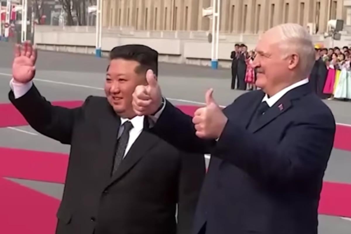 'На всяк випадок, якщо з’являться вороги': Лукашенко подарував Кім Чен Ину гвинтівку 'На всяк випадок, якщо з’являться вороги': Лукашенко подарував Кім Чен Ину гвинтівку