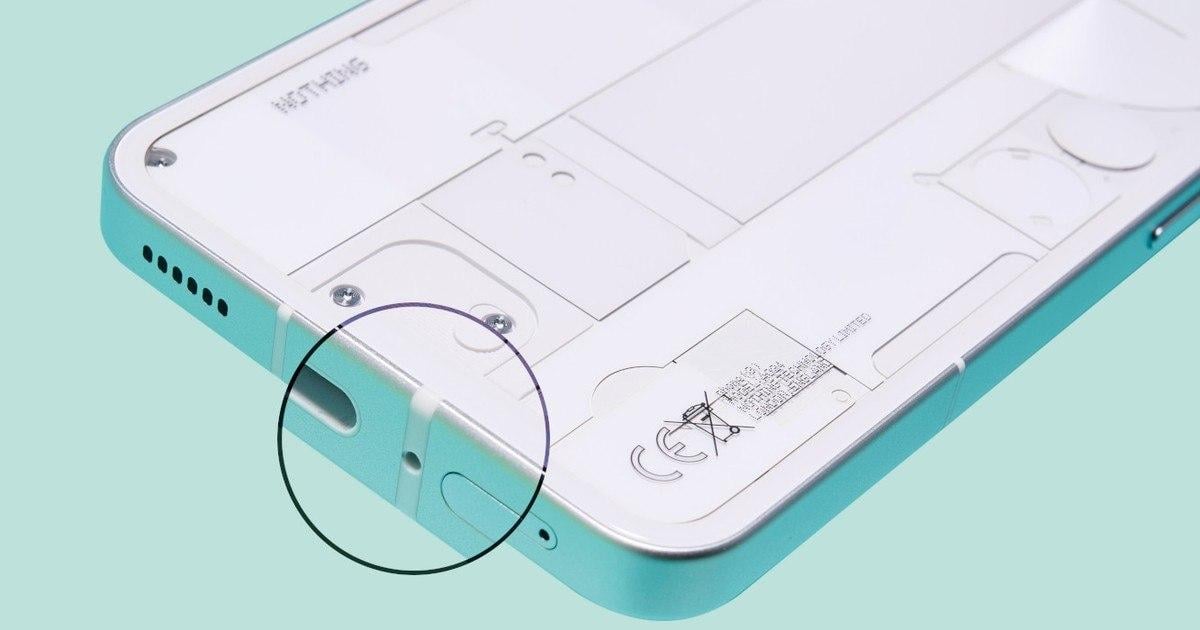 Это отверстие есть почти в каждом смартфоне – но мало кто знает его назначение