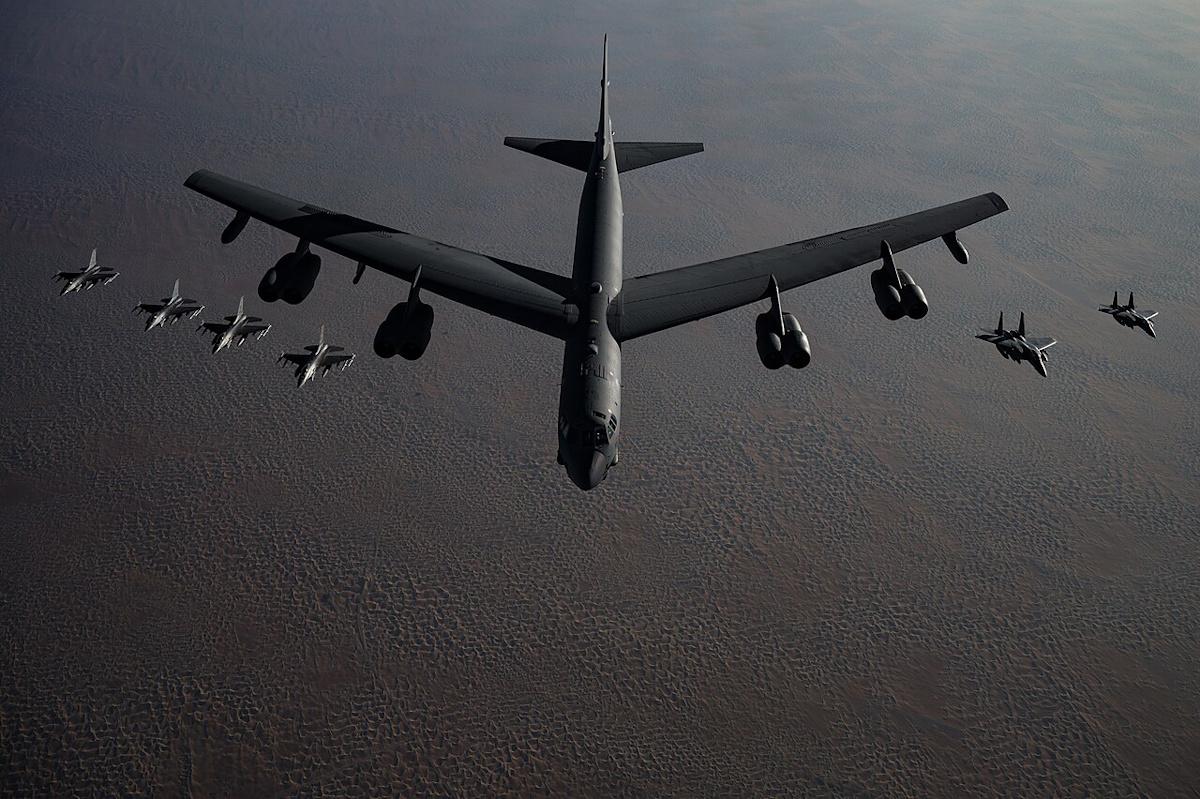 В США на военной базе разбился бомбардировщик B-52, погибли 8 человек, – AP
