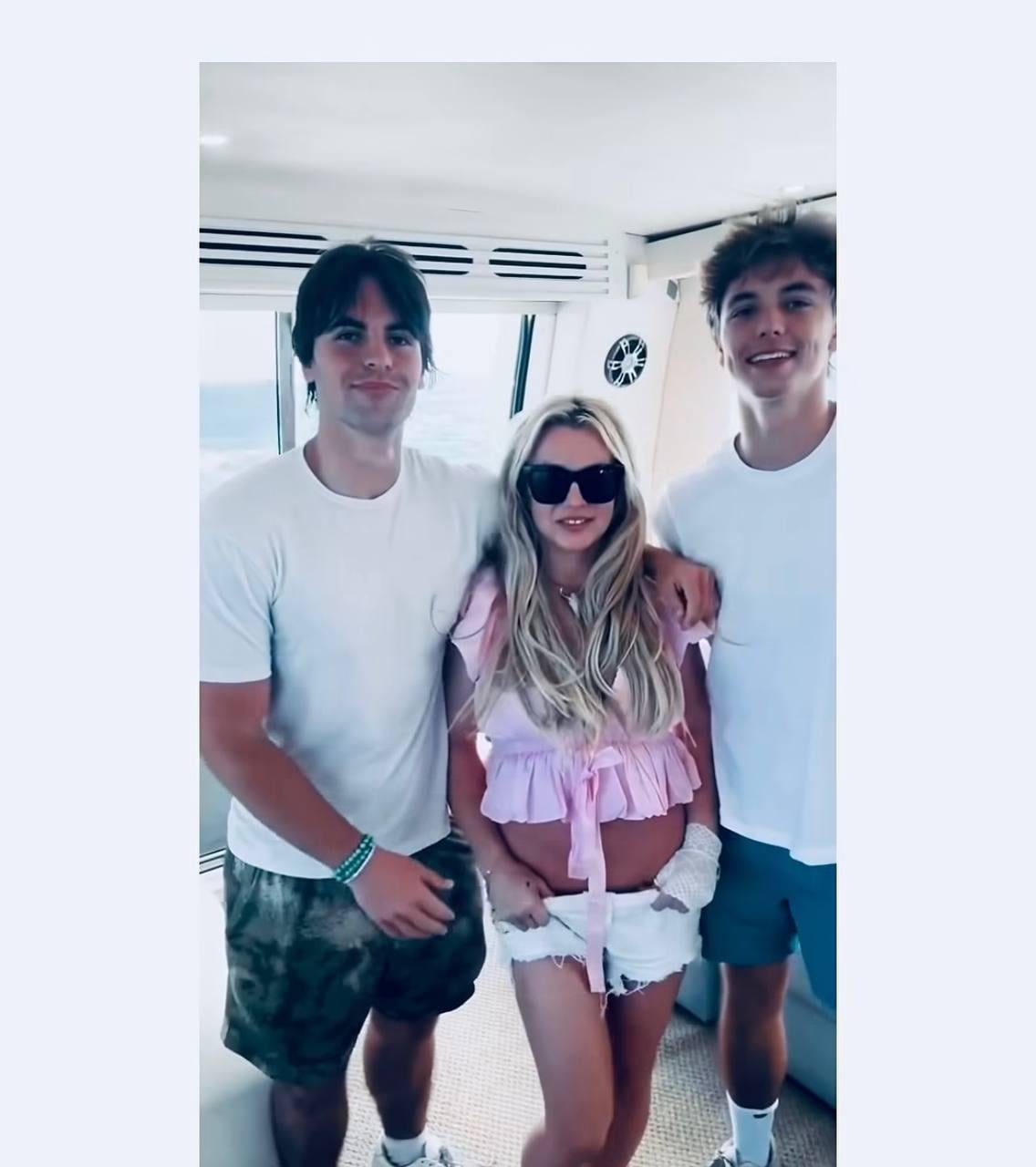 Брітні Спірс показала своїх дорослих синів: який вигляд вони мають зараз (фото) Брітні Спірс показала своїх дорослих синів: який вигляд вони мають зараз (фото)