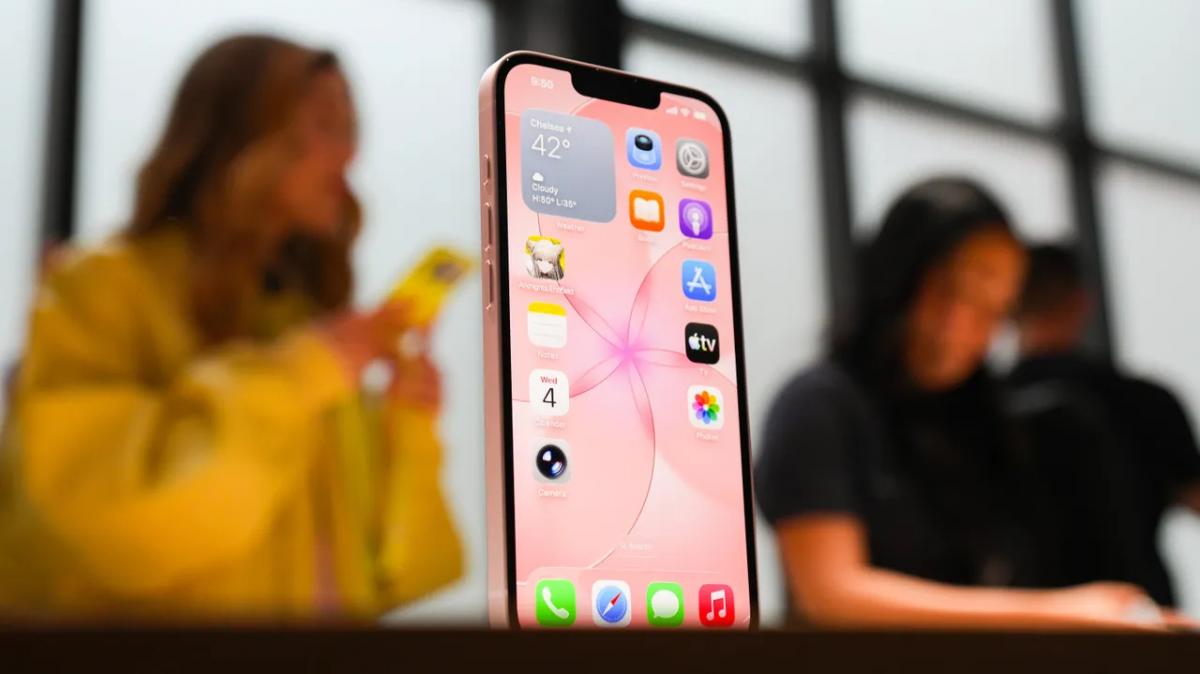 Експерт порівняв бюджетні смартфони Apple, Samsung та Google – і обрав найкращий Експерт порівняв бюджетні смартфони Apple, Samsung та Google – і обрав найкращий