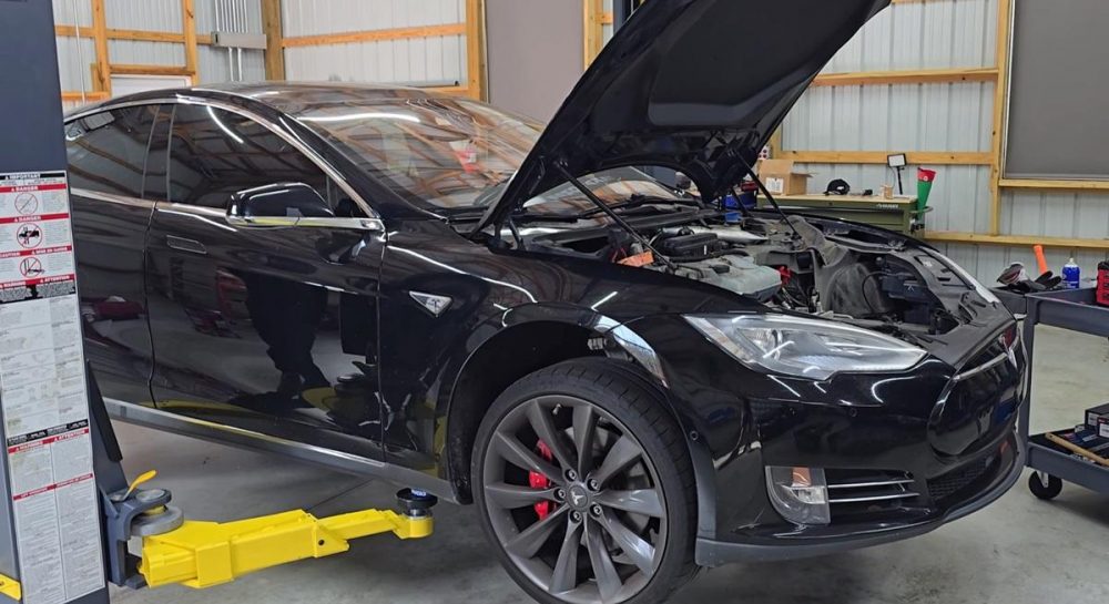 американець зміг дешево полагодити вживаний електрокар