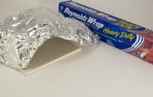 Какие продукты никогда не стоит заворачивать в алюминиевую фольгу: эксперты назвали 4 вида