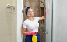 Відбілити затирку між плиткою допоможе сода та перекис: як їх змішати правильно