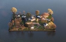 Крепость посреди озера: как появился самый маленький обитаемый остров Германии