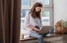 Люди, которые сидят, поджав ногу под себя, имеют эти особые 11 черт характера.