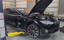 Американец купил электромобиль Tesla со скидкой 92% и смог починить его всего за $80