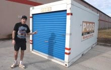 Чоловік ризикнув купити покинутий контейнер мультимільйонера і знайшов "скарб" (відео)