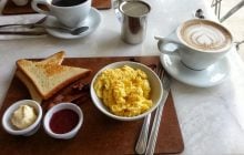 Секрет ідеальної яєчні: кулінарні експерти розкрили, на якому етапі додавати сіль