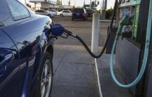 После критики правительство решило ограничить программу "Кэшбэк на топливо"