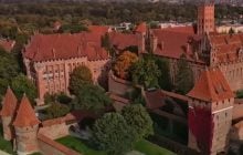 Самый большой замок в мире занимает площадь в 21 гектар и имеет драматическую историю: где он находится
