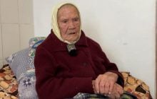 Пьет кофе и не может жить без мобильного телефона: 103-летняя жительница Хмельницкой области рассказала о своих мечтах