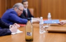 МИД Молдовы передал российскому послу бутылку воды из загрязненного Днестра (фото)