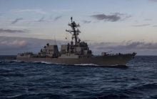 Американский авианосец USS Abraham Lincoln прикрывает важный эсминец: чем он примечателен