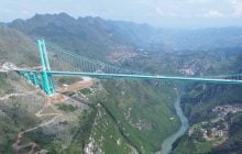 Дотягнутися до неба: у Китаї відкрили найвищий міст на Землі висотою 625 метрів