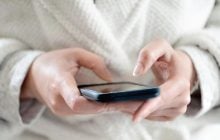 Вчені розробили прозорий лак, який перетворює нігті на "стилуси" для смартфона