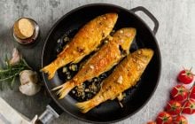 Для чого перед смаженням натирати рибу цукром: цей трюк вас здивує