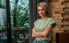 Схрещені руки: психологиня розповіла, чому це не завжди свідчить про недовіру