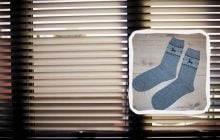 Простий спосіб очистити жалюзі від пилу та жиру, не знімаючи: знадобиться лише шкарпетка