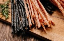 Чи корисні м'ясні палички та в'ялене м'ясо: дієтологи пояснили всі нюанси