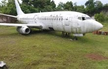 На Балі посеред лісу стоїть літак, і ніхто не знає, звідки він узявся