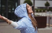 Ветровки из 90-х снова вернулись: какую вы выберете этой весной