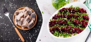 "Шуба" з "Вінегретом" і поруч не стояли: шикарний салат з оселедцем і буряком за 5 хвилин